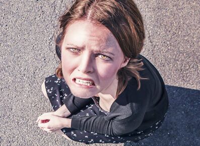 Ang babaye nag-atubang sa mga sangputanan sa pagpadako sa mammoplasty