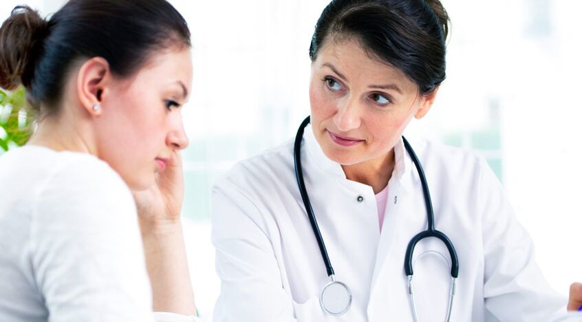 Gitambagan sa usa ka doktor ang usa ka pasyente sa mga timailhan alang sa pagdugang mammoplasty.