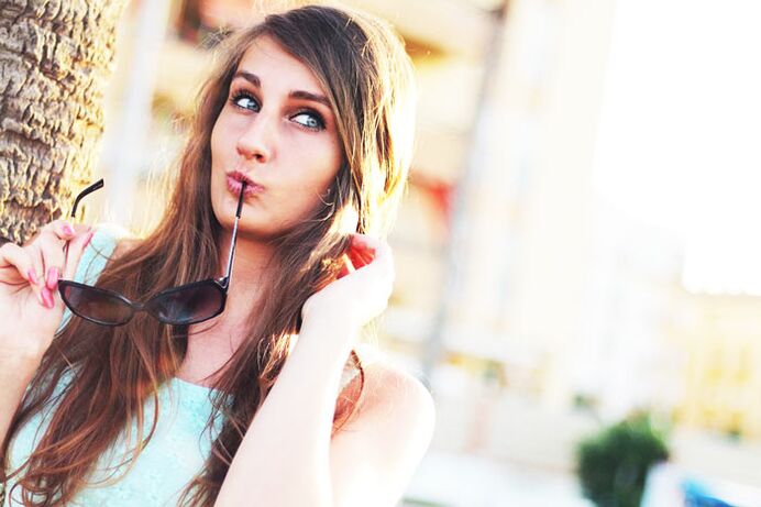 Naghunahuna ang usa ka batang babaye kung kinahanglan ba siya nga moagi sa plastic surgery alang sa pagpadako sa dughan.